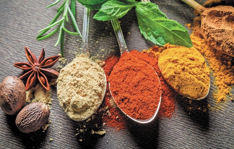 🌿 مواد طبیعی و گیاهی مؤثر برای زیبایی پوست و مو