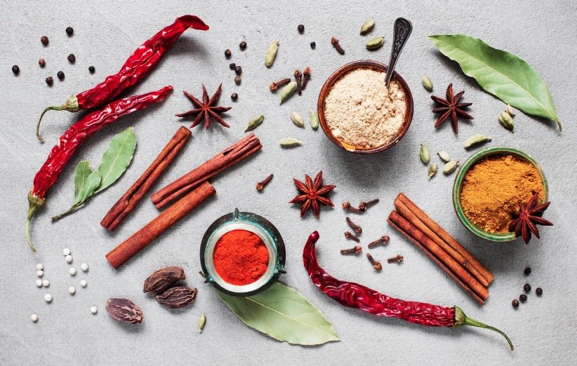 🌿 مواد طبیعی و گیاهی مؤثر برای زیبایی پوست و مو